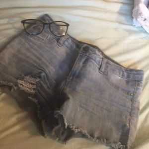 Cute light washed shorts. ♡
